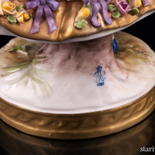 Девушка в цветочном платье, Volkstedt, Германия, вт. пол. 20 в