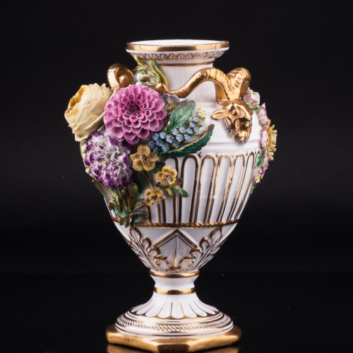 Декоративная ваза с лепными цветами, John Bevington, Великобритания, 1872-1892 гг