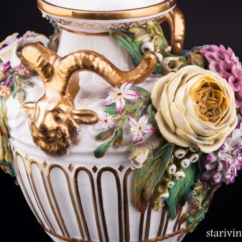 Декоративная ваза с лепными цветами, John Bevington, Великобритания, 1872-1892 гг