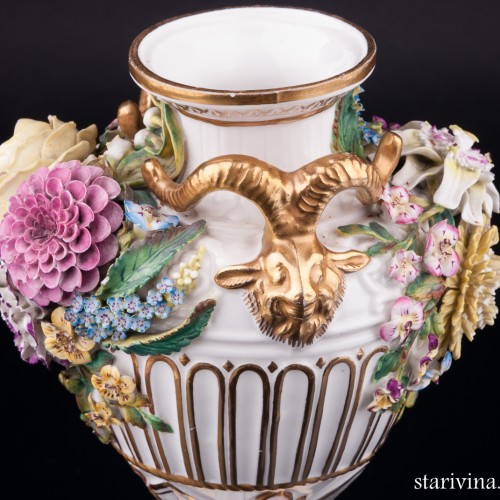 Декоративная ваза с лепными цветами, John Bevington, Великобритания, 1872-1892 гг