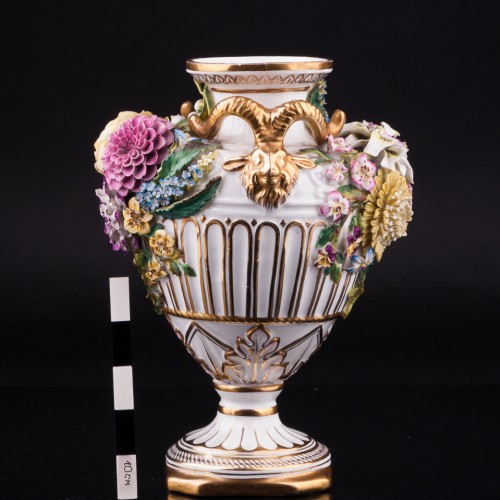 Декоративная ваза с лепными цветами, John Bevington, Великобритания, 1872-1892 гг