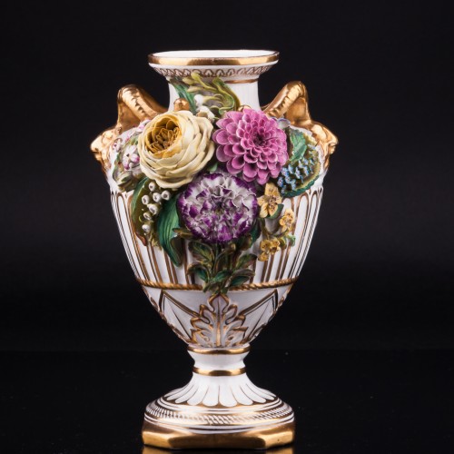Декоративная ваза с лепными цветами, John Bevington, Великобритания, 1872-1892 гг