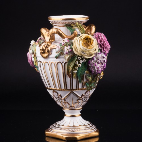 Декоративная ваза с лепными цветами, John Bevington, Великобритания, 1872-1892 гг