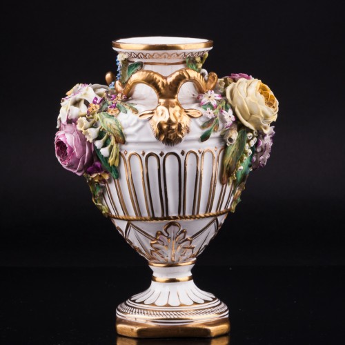 Декоративная ваза с лепными цветами, John Bevington, Великобритания, 1872-1892 гг