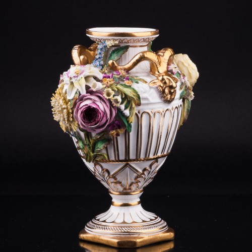 Декоративная ваза с лепными цветами, John Bevington, Великобритания, 1872-1892 гг