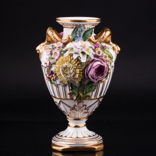 Декоративная ваза с лепными цветами, John Bevington, Великобритания, 1872-1892 гг