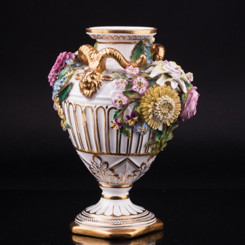 Декоративная ваза с лепными цветами, John Bevington, Великобритания, 1872-1892 гг