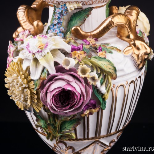 Декоративная ваза с лепными цветами, John Bevington, Великобритания, 1872-1892 гг