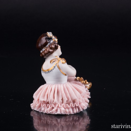 Сидящая девочка, кружевная, Muller & Co, Германия, нач. 20 в