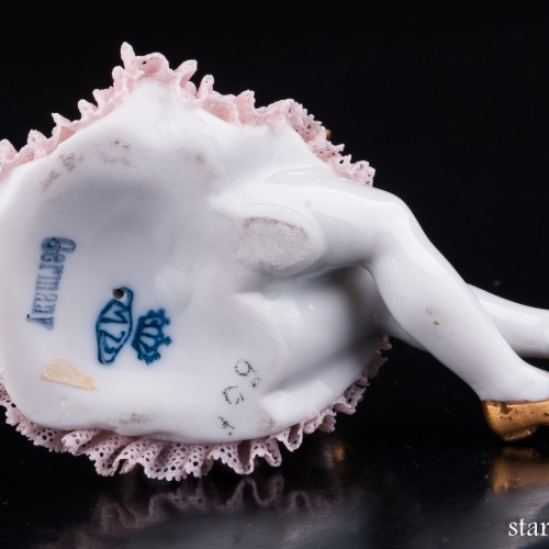 Сидящая девочка, кружевная, Muller & Co, Германия, нач. 20 в