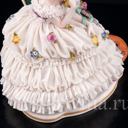 Девушка с лютней, кружевная, Volkstedt, Германия, сер. 20 в