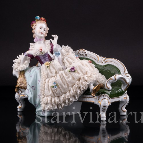 Дама с собакой на диване, кружевная, Unterweissbach, Германия, 1960 гг