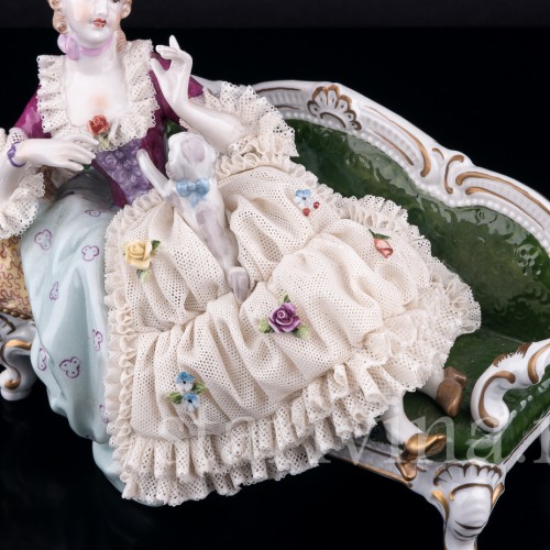 Дама с собакой на диване, кружевная, Unterweissbach, Германия, 1960 гг