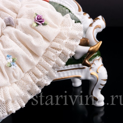 Дама с собакой на диване, кружевная, Unterweissbach, Германия, 1960 гг