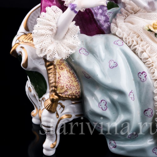 Дама с собакой на диване, кружевная, Unterweissbach, Германия, 1960 гг