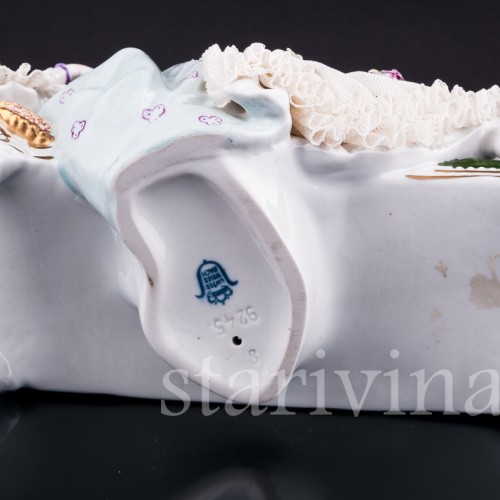 Дама с собакой на диване, кружевная, Unterweissbach, Германия, 1960 гг