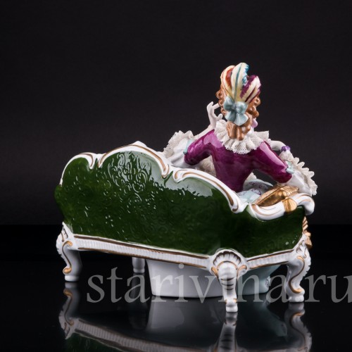 Дама с собакой на диване, кружевная, Unterweissbach, Германия, 1960 гг