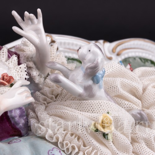 Дама с собакой на диване, кружевная, Unterweissbach, Германия, 1960 гг