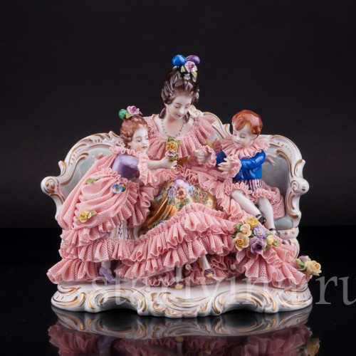 Дама с детьми на диване, кружевная, Volkstedt, Германия, вт. пол. 20 в