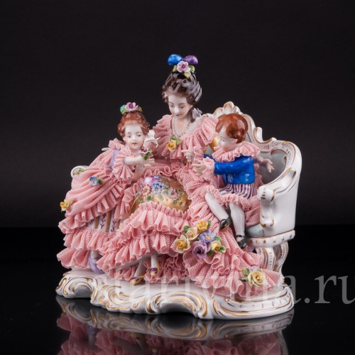 Дама с детьми на диване, кружевная, Volkstedt, Германия, вт. пол. 20 в