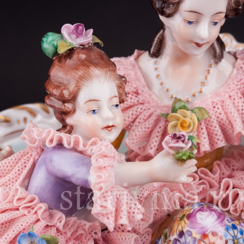 Дама с детьми на диване, кружевная, Volkstedt, Германия, вт. пол. 20 в