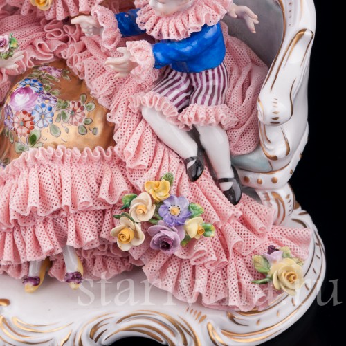 Дама с детьми на диване, кружевная, Volkstedt, Германия, вт. пол. 20 в