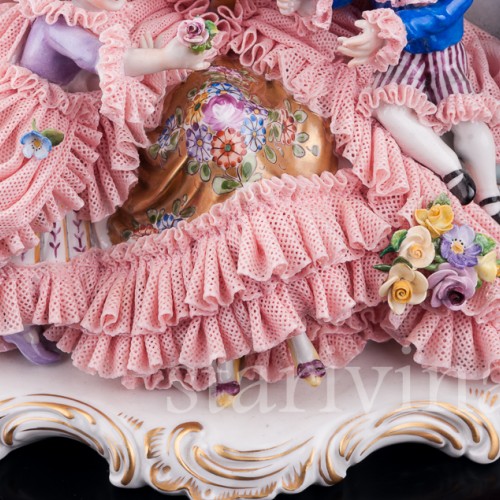 Дама с детьми на диване, кружевная, Volkstedt, Германия, вт. пол. 20 в