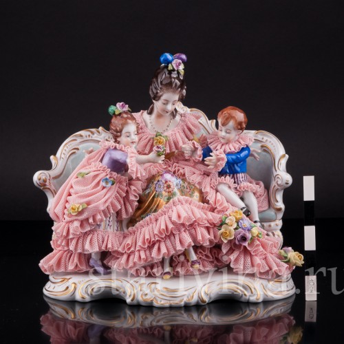 Дама с детьми на диване, кружевная, Volkstedt, Германия, вт. пол. 20 в