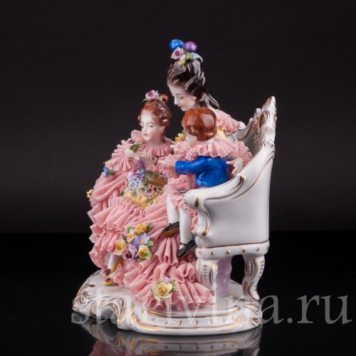 Дама с детьми на диване, кружевная, Volkstedt, Германия, вт. пол. 20 в