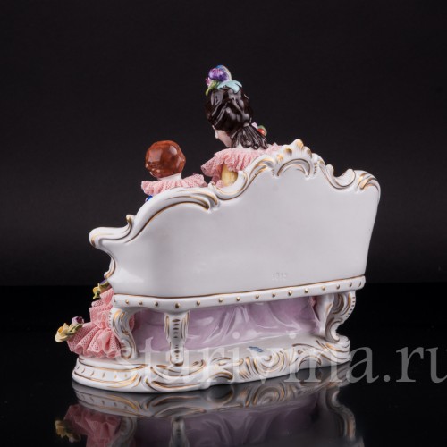 Дама с детьми на диване, кружевная, Volkstedt, Германия, вт. пол. 20 в