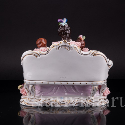 Дама с детьми на диване, кружевная, Volkstedt, Германия, вт. пол. 20 в