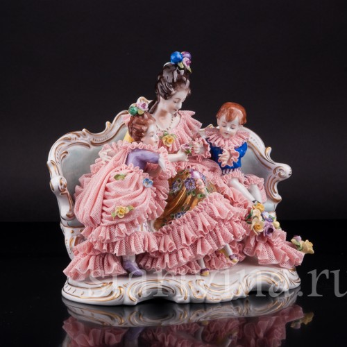 Дама с детьми на диване, кружевная, Volkstedt, Германия, вт. пол. 20 в