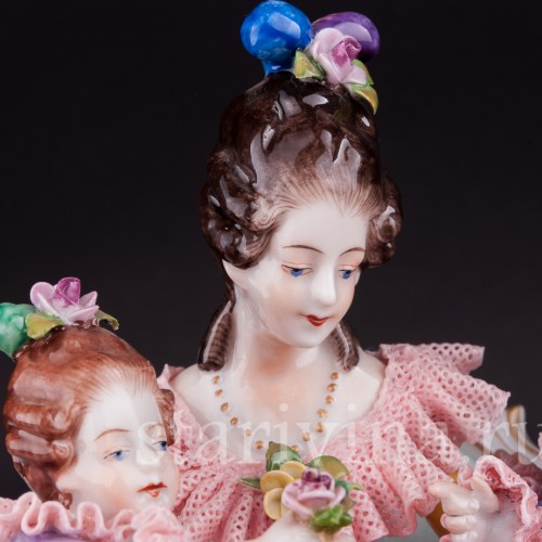 Дама с детьми на диване, кружевная, Volkstedt, Германия, вт. пол. 20 в