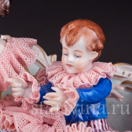 Дама с детьми на диване, кружевная, Volkstedt, Германия, вт. пол. 20 в