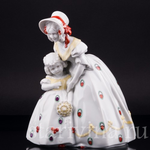 Фарфорвая статуэтка Мама с дочкой, Hertwig & Co, Германия, 1920-30 гг.