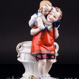 Фарфорвая статуэтка Дети с корзиной, Hertwig & Co, Katzhutte, Германия, 1920-30 гг.