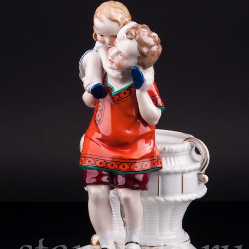 Фарфорвая статуэтка Дети с корзиной, Hertwig & Co, Германия, 1920-30 гг.