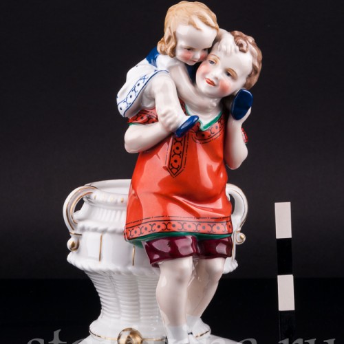 Фарфорвая статуэтка Дети с корзиной, Hertwig & Co, Германия, 1920-30 гг.