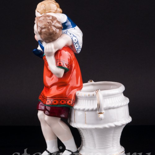 Фарфорвая статуэтка Дети с корзиной, Hertwig & Co, Германия, 1920-30 гг.