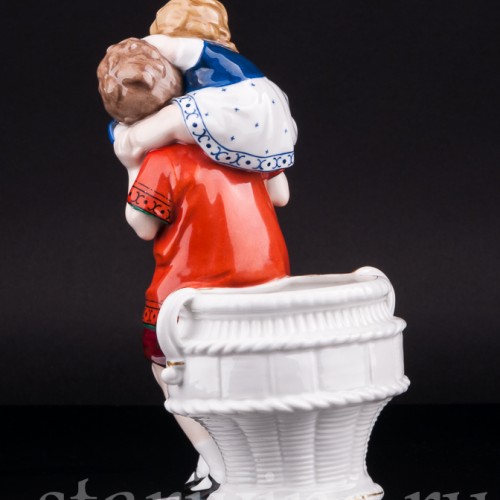 Фарфорвая статуэтка Дети с корзиной, Hertwig & Co, Германия, 1920-30 гг.