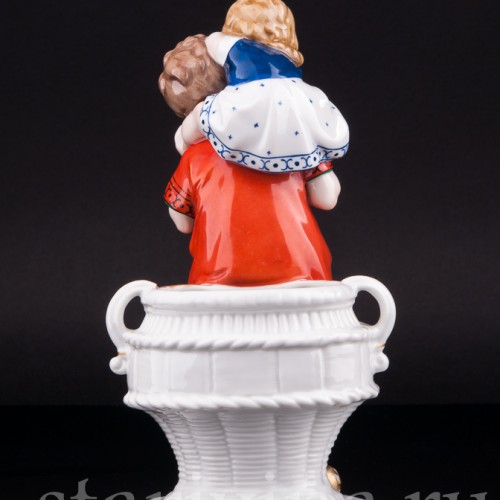 Фарфорвая статуэтка Дети с корзиной, Hertwig & Co, Германия, 1920-30 гг.