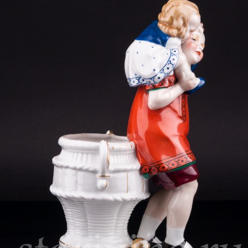 Фарфорвая статуэтка Дети с корзиной, Hertwig & Co, Германия, 1920-30 гг.