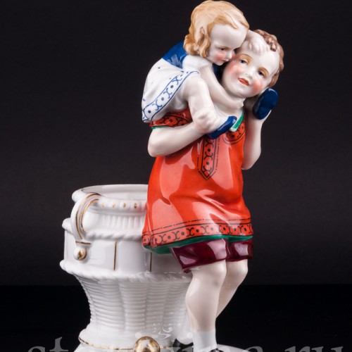 Фарфорвая статуэтка Дети с корзиной, Hertwig & Co, Германия, 1920-30 гг.