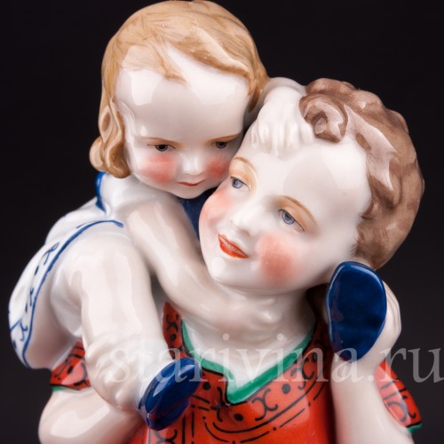 Фарфорвая статуэтка Дети с корзиной, Hertwig & Co, Германия, 1920-30 гг.