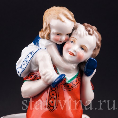 Фарфорвая статуэтка Дети с корзиной, Hertwig & Co, Германия, 1920-30 гг.