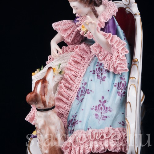 Девушка с борзой на диване, кружевная, Volkstedt, Германия, вт. пол. 20 в