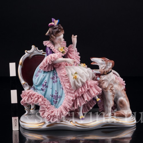 Девушка с борзой на диване, кружевная, Volkstedt, Германия, вт. пол. 20 в