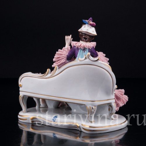 Девушка с борзой на диване, кружевная, Volkstedt, Германия, вт. пол. 20 в