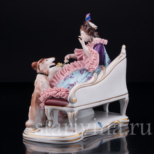 Девушка с борзой на диване, кружевная, Volkstedt, Германия, вт. пол. 20 в