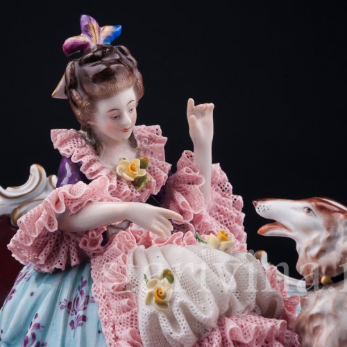 Девушка с борзой на диване, кружевная, Volkstedt, Германия, вт. пол. 20 в